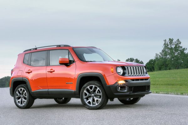 2017-Jeep-Renegade-Latitude-front-three-quarter-03