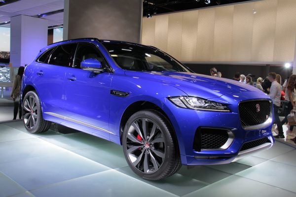 Jaguar_F-Pace_(front_3-4)