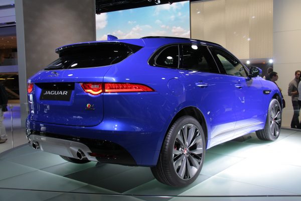 Jaguar_F-Pace_(rear_3-4)