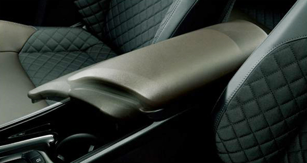 c-hr-armrest-600