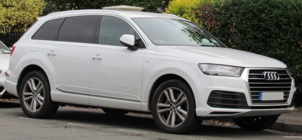 1920px-2017_Audi_Q7_S_Line_Quattro_3.0_Front