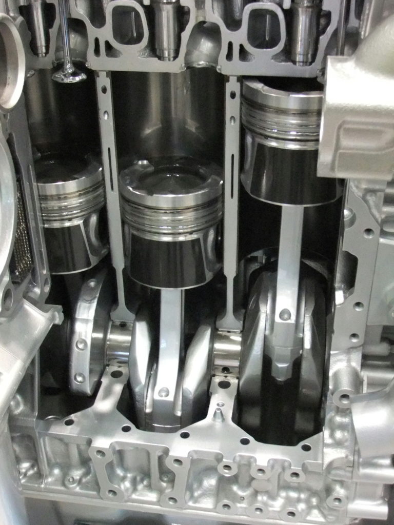 Internal_combustion_engine_pistons_of_partial_cross-sectional_view[1]