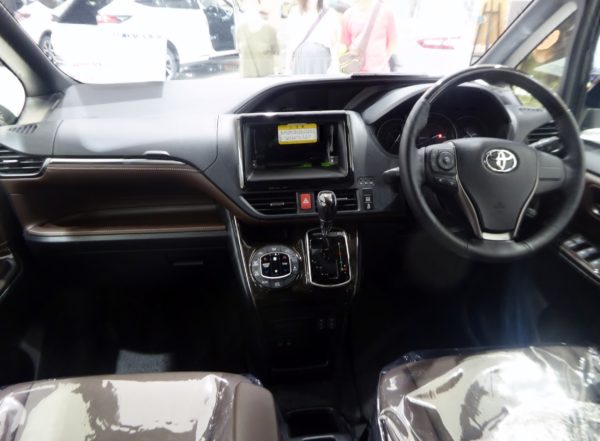 Toyota_Esquire_Gi_(DBA-ZRR80G-CPXGP)_interior
