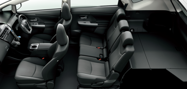 carlineup_priusalpha_interior_seat_3_13_pc