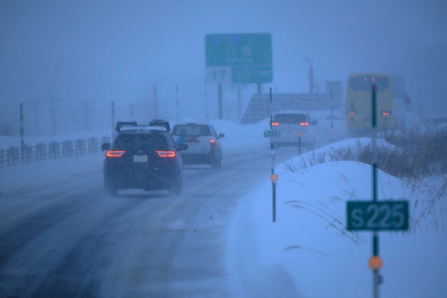 豪雪の高速道路