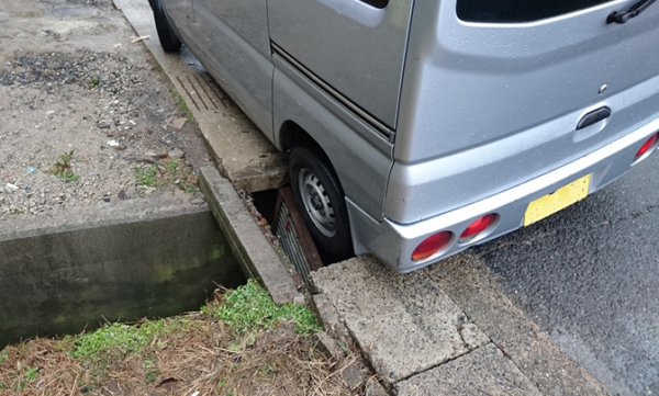 車のタイヤが脱輪した時の脱出方法は 脱出できない時に事故から守る方法を紹介 Fourel フォーエル