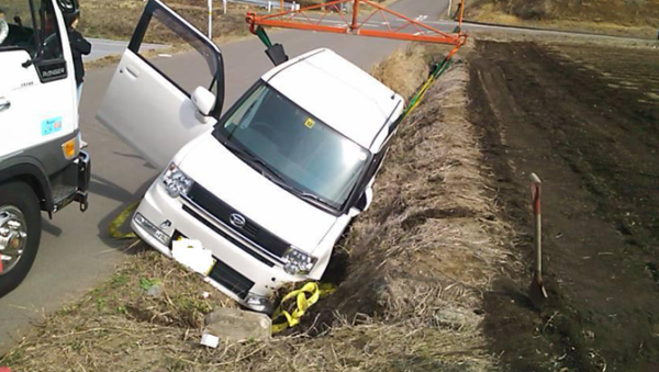 車のタイヤが脱輪した時の脱出方法は 脱出できない時に事故から守る方法を紹介 Fourel フォーエル