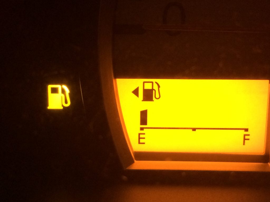 車のガソリンランプや給油ランプの点灯で残り何キロ走れるか Fourel フォーエル